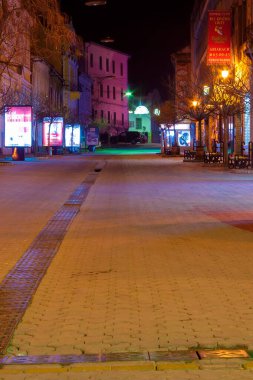 Uzhorod, Ukrayna - 28 Şubat 2008: Voloshyna Caddesi, eski şehir merkezi. Kapalı dükkanlar ve boş sokaklar