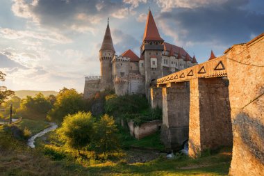 Hunedoara, Romanya - 13 Ekim 2019: Gündoğumunda Corvin Kalesi