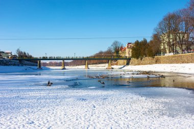 Uzhhorod, Ukrayna - 19 Ocak 2017: Kışın uz Nehri üzerindeki köprü. Güneşli bir hava. Şehir merkezindeki eski şehir manzarası