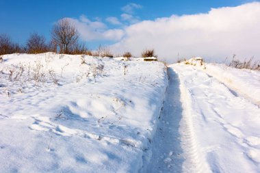 Karla kaplı kır yolu. Dar yol. Güneşli bir hava. Kışın Karpat Dağları 'nda kırsal alan. Kış tatili