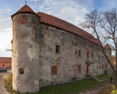 Chynadiyovo, Ukrayna - 01 Kasım 2008: Mukachevo bölgesindeki Miklos Kalesi. Sonbaharda Transcarpathia Ortaçağ Kalesi