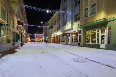 Uzhorod, Ukrayna - 06 Ocak 2019: Kışın kent manzarası. Tarihi mimari. Şehir merkezinde noel sahnesi. Karlar geceleri boş caddeleri kaplıyordu. Transcarpathia başkenti