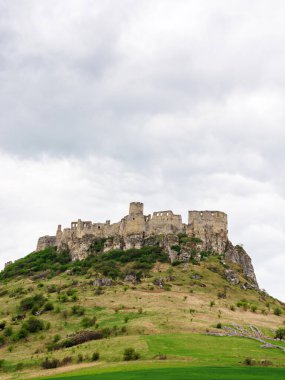 Baharda tepedeki spis kalesinde. Unesco Dünya Mirası Bölgesi. Slovakya 'nın popüler seyahat merkezi. Bulutlu gökyüzü. Turistik cazibe