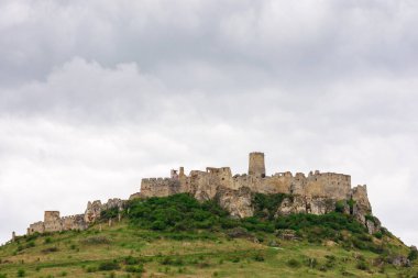 Baharda tepedeki spis kalesinde. Eski sığınak. Slovakya 'nın popüler seyahat merkezi. Bulutlu gökyüzü. Doğu Avrupa 'da inanılmaz tatiller