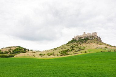 Baharda tepedeki spis kalesinde. Slovakya 'nın popüler seyahat merkezi. bulutlu gökyüzü