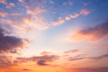 Hava tahmini değişiyor. Hava basıncı. Manzaralı bulutlar. Gece gökyüzünde kırmızı bulutlar. Dramatik günbatımı. romantik fantezi duvar kağıdı
