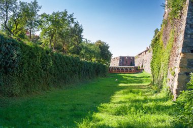 Uzhhorod, Ukrayna - 08 Ağustos 2012: Ortaçağ kalesinin hendeği. Güneşli bir hava. Büyük taş duvar ve kale. popüler seyahat hedefi