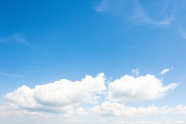 Kabarık bulutlu gökyüzü. Gün ışığında dinamik bir sahne. Atmosferin mavi eğiminde beyaz kümülüs bulutları. Güneşli yaz havası. Manzaralı doğa geçmişi. meteoroloji arka planı. Temiz hava.