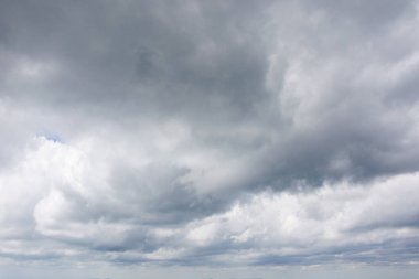 Gri kümülüs bulutlu bulutlu gökyüzü. Dramatik meteoroloji geçmişi. Yazın yağmurdan önce bulutlu hava tahmini
