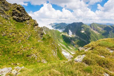 Yazın Romanya 'nın dağlık arazisi. Tatil sezonu. Güneşli bir günde ibne dağ sırtı. Mavi gökyüzünün altında çimenli yamaçta karla kaplı manzaralı bir vadi. Tranylvania 'ya seyahat 