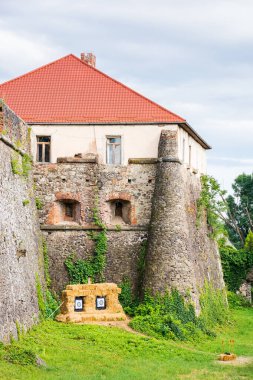 Uzhorod, Ukrayna - 28 Haziran 2016: Ortaçağ kalesinin hendeği. Tarihi mimari. Güneşli bir hava. Büyük taş duvar ve kale. Popüler seyahat merkezi. Antik miras.