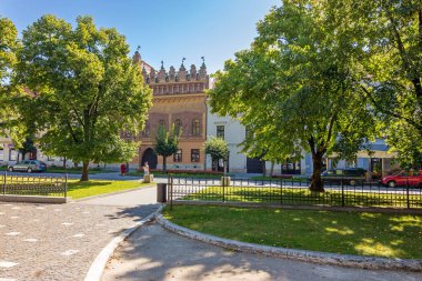 levoca, presov, slovakya - 28 Ağustos 2016: eski güçlendirilmiş şehrin tarihi merkezi. Parklı antik şehir manzarası. Popüler seyahat merkezi. presov bölgesi