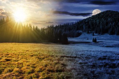 Dağ sırasının yamaçlarında kozalaklı ormanlar ve alacakaranlıkta güneş ve ay olan çayırlar var. Gündüz ve gece zaman kavramını değiştirir. Gizemli kırsal manzara Sabah ışığında