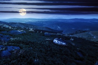 Yazın geceleri dağlık arazinin manzarası. Dolunay ışığında uzak vadiyle güzel bir manzara. Harika Karpat Alpleri 'nde yürüyüş yapmak. Uzak dağlarda sakin bir tatil