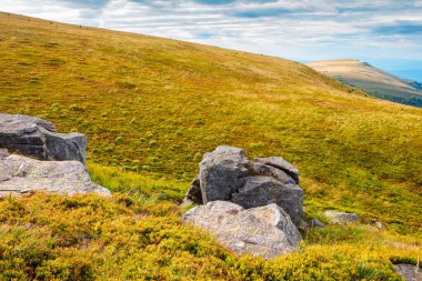 Yazın sonlarında güzel bir dağ manzarası. Ağustosta tepede büyük taşları olan renkli Alpler. Gri bulutlu dramatik bir gökyüzü. Avrupa 'da tatil sezonu bitti
