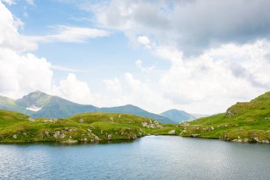 Yazın Alp Gölü kaprası. Açık hava macerası. Hava bulutlu. İbne tepesi manzarası. Carpathian sıradağları. Romanya manzarası. transylvania Alpler yeşil ortamda