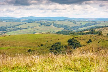 Sonbahar öğleden sonra erken saatlerde dağlık kırsal alan. Uzaktaki havza sırtı. Gökyüzünde bulutlarla güneşli bir gün