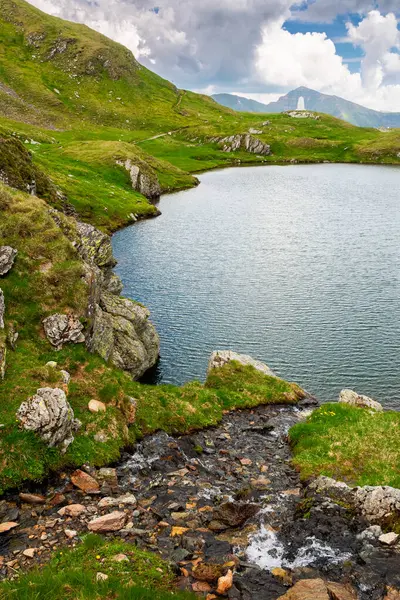 İbne dağlarındaki alp gölü. Transilvanya İskoçya 'sında dramatik bir hava var. dalgalı su yüzeyi