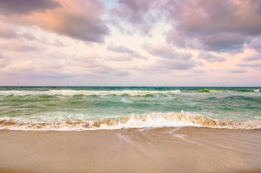 Karadeniz 'de bulutlu bir akşam gökyüzü. Hava basıncı. Doğada hava değişimi. Güzel turuncu bulutlar. Avrupa 'da sahilde dramatik bir yaz tatili