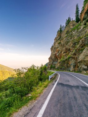 Transfagarasan yolu dik yamaçta viraj alıyor. Romanya 'nın İbne Dağları' nın yaz aylarında harika açıkları. Avrupa 'nın popüler seyahat noktası sabah ışığında yüksek irtifada
