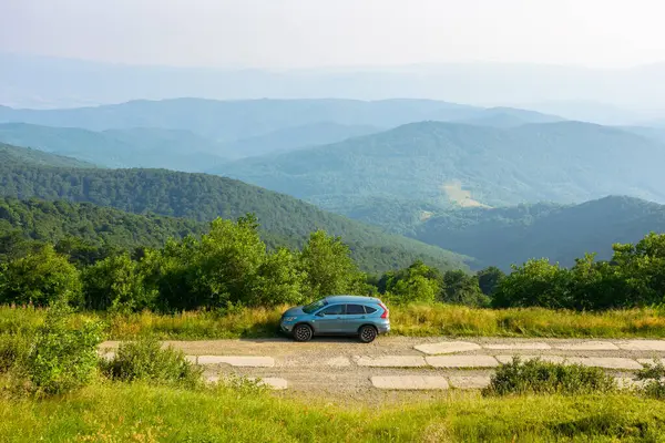 perechyn, Ukrayna - 13 Haziran 2021: 4wd araba kırsal bir dağ yolunda. Honda CR-V bir tepenin kenarındaki yol macerası için. Yazın güneşli bir akşamda Transcarpathia 'nın güzel dağlık manzarası
