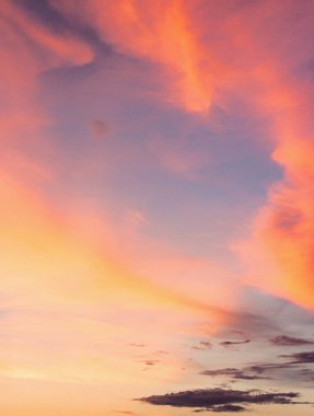 Hava tahmini değişiyor. Doğal alacakaranlık atmosferi. Akşam karanlığında. Gece gökyüzünde kırmızı bulutlar. Dramatik günbatımı. Harika bir öğleden sonra arkaplanı