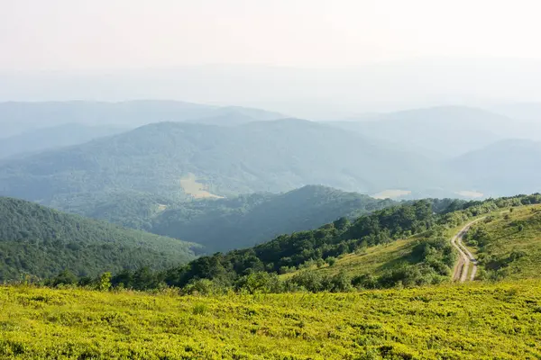 Yazın dağ manzarası çok güzel. Akşam ışığında yeşil tepe uzaklardan süzülüyor.