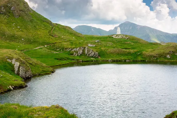 İbne dağlarındaki alp gölü. Romanya 'da fantastik maceralar. dalgalı su yüzeyi
