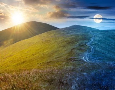 Tepeli manzaralı dağ manzarası. Gündüz ve gece zaman kavramını değiştirir. Yaz gündönümünde seyahat geçmişi. Karanlık gökyüzünün altında, alacakaranlıkta güneş ve ay olan yüksek irtifada güzel bir manzara.