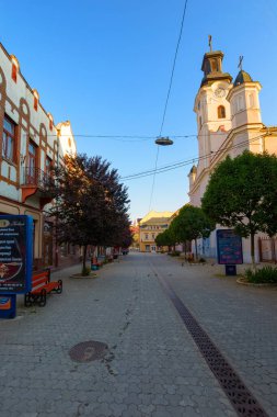 Uzhhorod, Ukrayna - Jun 04, 2017: Bir yaz sabahı Voloshyna Caddesi 'ndeki Katolik St. George Kilisesi. bir şehir merkezinin eski Avrupa mimarisi