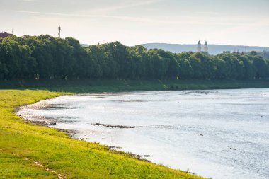 Sabahın ilk ışıklarıyla nehrin kıyısında. Yazın harika şehir manzarası. Sol kıyıdaki ıhlamur yolu. Karpatlar 'ın varış yeri