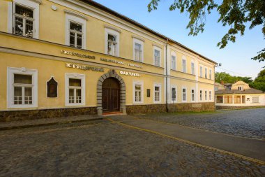 Uzhhorod, Ukrayna - 11 Haziran 2017: Güneşli bir yaz sabahı Uzhorod Ulusal Üniversitesi 'nin inşası, hukuk fakültesi. Şehir merkezinde bulunan tarihi mimari