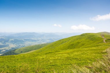 Yazın Ukrayna 'nın Karpat Dağları manzarası. Transcarpathia hafta sonu. Güneşli bir günde, mavi gökyüzünün altında, yeşil tepeler ve çimenli çayırların harika doğa manzarası. popüler seyahat hedefi