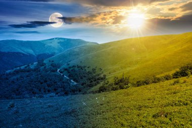 Yazın dağ manzarasının güzelliğini keşfedin. Yuvarlanan tepeleri olan manzaralı bir yolculuk ve güneş ve ayı olan dik yamaçlar. Alp ortamı. Gündüz ve gece zaman kavramını değiştirir