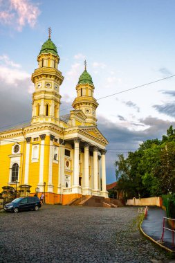 Uzhhorod, Ukrayna - 9 Haziran 2012: Akşam vakti tepedeki kutsal haç Katolik katedralinin dışı. Güzel barok tarzı mimari. Avrupa 'nın önemli dini simgeleri