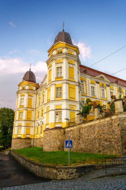 Uzhhorod, Ukrayna - 9 Haziran 2012: Akşam vakti tepedeki kutsal haç Katolik katedralinin dışı. Güzel barok tarzı mimari. Avrupa 'nın önemli dini simgeleri