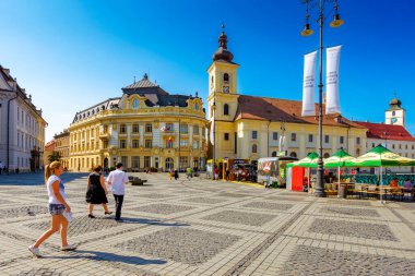 Sibiu, Romanya - 25 Haziran 2017: Kare ve kulesi olan Romanya şehir manzarası. Tranylvania 'nın şehir simgesi. Sibiu şehri Hermannstadt, Avrupa 'nın turizm açısından bir ortaçağ mirası..