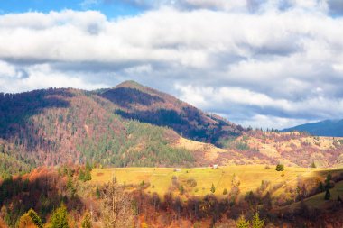 Sonbaharda güzel bir dağ manzarası. Bulutlu gökyüzü. Sonbahar mevsiminde dağların manzarası. Güneşli bir gün. Tatil için güzel bir yer Ukrayna