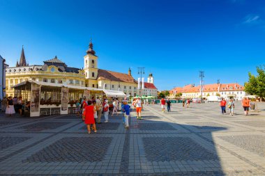 Sibiu, Romanya - 25 Haziran 2017: Kare ve kulesi olan Romanya şehir manzarası. Tranylvania 'nın şehir simgesi. Sibiu şehri Hermannstadt, Avrupa 'nın turizm açısından bir ortaçağ mirası..