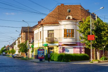 Mukachevo, Ukrayna - 16 Haziran 2012: Mukachevo şehrinin kaldırımlı caddesi. Yazın eski Avrupa mimarisi 
