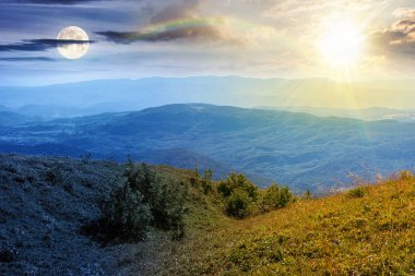 Yazın dağ manzarası. Gündüz ve gece zaman kavramını değiştirir. Güneşli ve aylı yeşil tepelerin ve dağlık çayırların güzel manzarası. Gökyüzünde bulutlar olan manzara. manzaralı doğa arkaplanı