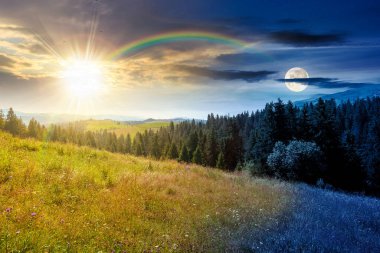 Yaz gündönümünde tepede köknar ormanı olan dağ manzarası. Alacakaranlıkta güneş ve ay ile dağlık güzel doğa manzarasında yürüyüş yapmak. Gündüz ve gece zaman kavramını değiştirir