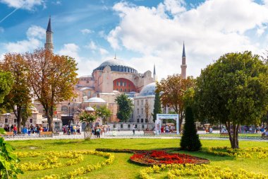 İstanbul, Türkiye - 18 Ağustos 2015: Sultan Ahmet Parkı 'ndan Ayasofya Cami Manzarası. Din seyahatleri için ünlü tarihi mimari binası. Mavi gökyüzünün altında bulutlu kubbe ve minare