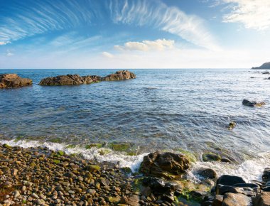 Sabahleyin çakıl taşı kıyısı. Karadeniz 'de güzel bir yaz tatili mevsimi