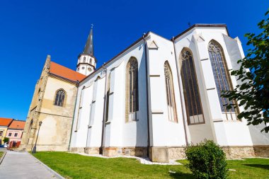 levoca, slovakya - 28 Ağustos 2016: Slovakya 'nın yaz aylarında kilise mimarisi. Levoca kasabasındaki St. James Bazilikası. Unesco miras alanlarını keşfetmek için Avrupa seyahatleri. Mavi gökyüzüyle güneşli bir gün