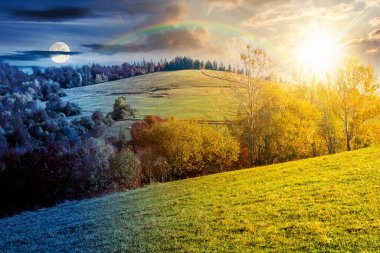 Sonbahar ekinoksunda ormanlı dağ manzarası. Gündüz ve gece zaman kavramını değiştirir. Alacakaranlıkta güneş ve ayın olduğu dağlık bölgede güzel bir kırsal bölge. Açık hava macerası için doğa arka planı