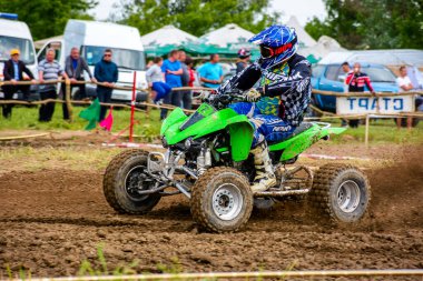Uzhhorod, Ukrayna - 21 Mayıs 2017: ATV sürücüsü toprak yolda hızlanıyor. Çamurdaki yeşil dört tekerlekli aracın spor müsabakası