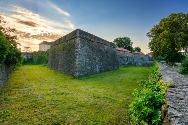 Uzhorod, Ukrayna - 11 Haziran 2017: Avrupa 'nın eski kale mimarisi. Uzhhorod kalesi Transcarpathia, Ukrayna 'da popüler bir dönüm noktasıdır. Yaz sabahı şehir manzarası