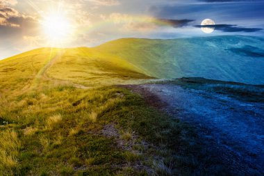 Yaz aylarında dağ turizmine giden yol. Gündüz ve gece zaman kavramını değiştirir. Alacakaranlıkta güneşli ve aylı alp manzarası. Mavi gökyüzünün altında bulutlu yeşil tepeli güzel bir tepe manzarası.