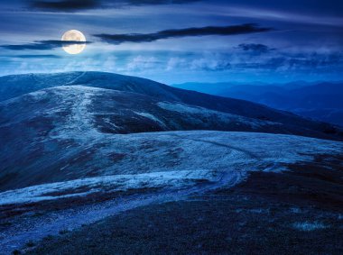 Yazın sonlarına doğru, manzaralı dağ sırtı. Açık hava macerası. Dolunay ışığında dağ sırasının alp manzarası. Çimenli çayırlar ve yuvarlanan tepeler. seyahat geçmişi. güzel manzara